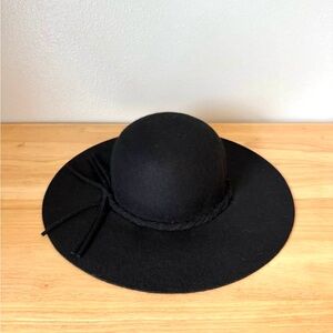 Women’s Wool Hat - NEW